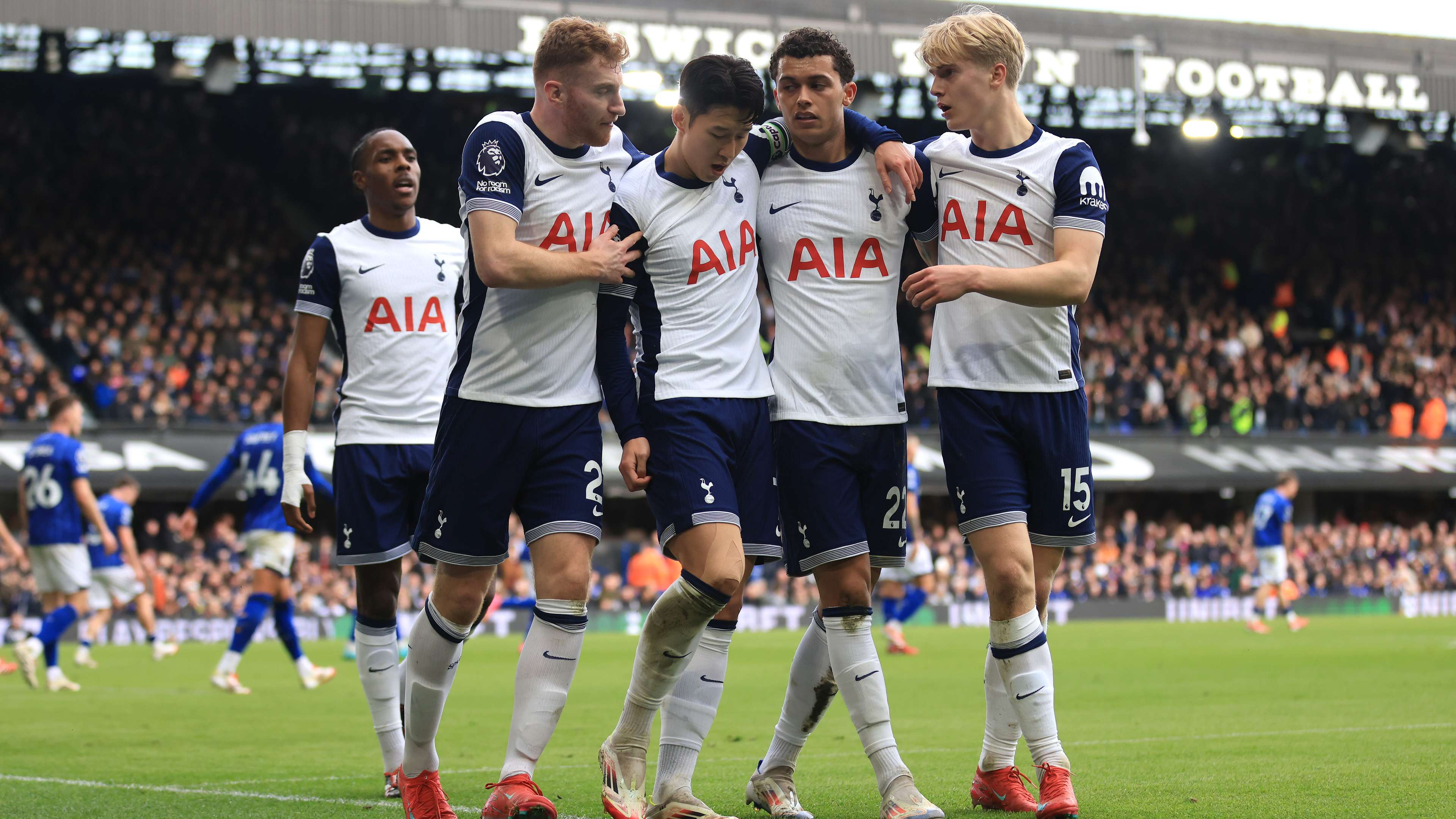 “退役新篇章！贝尔与妻儿共享温馨日常”